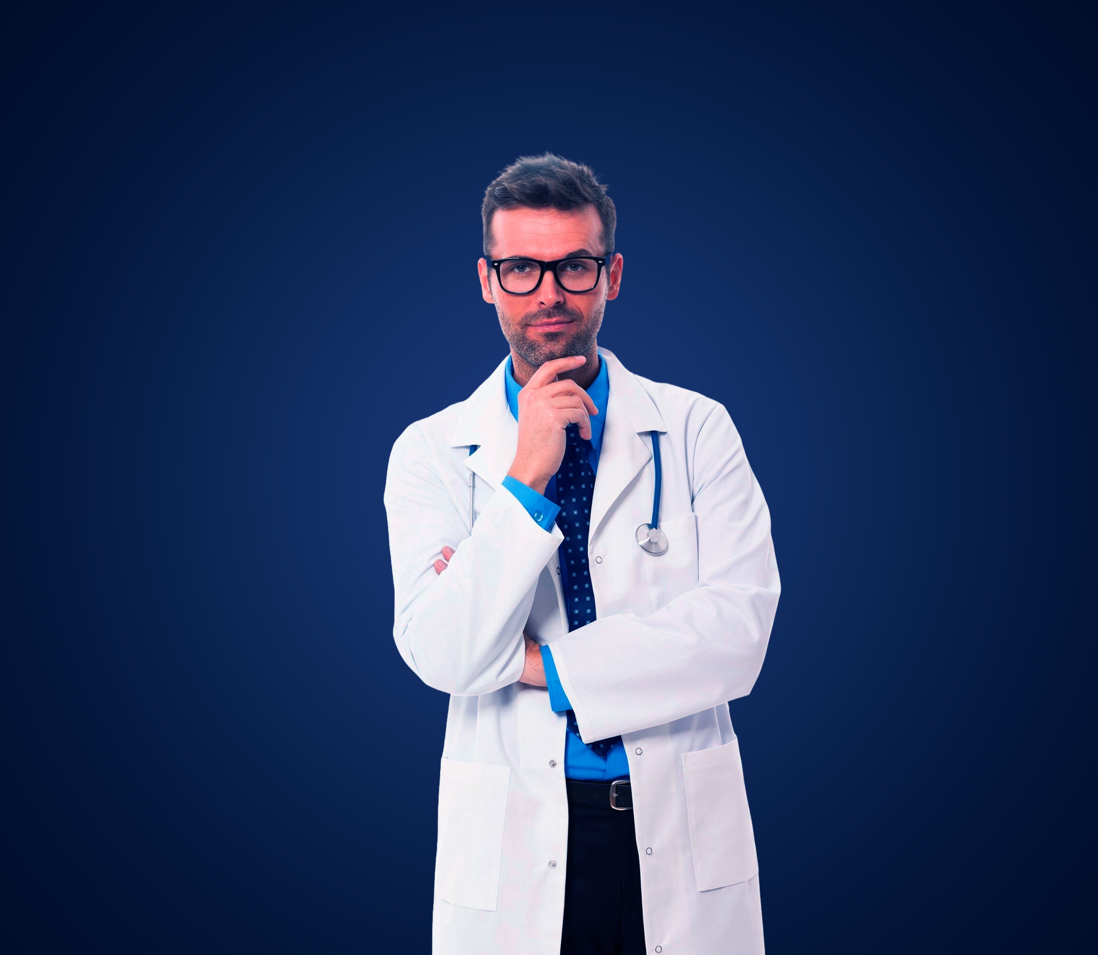 Imagem de um médico pensativo, destacando a importância de escolher um bom plano de saúde